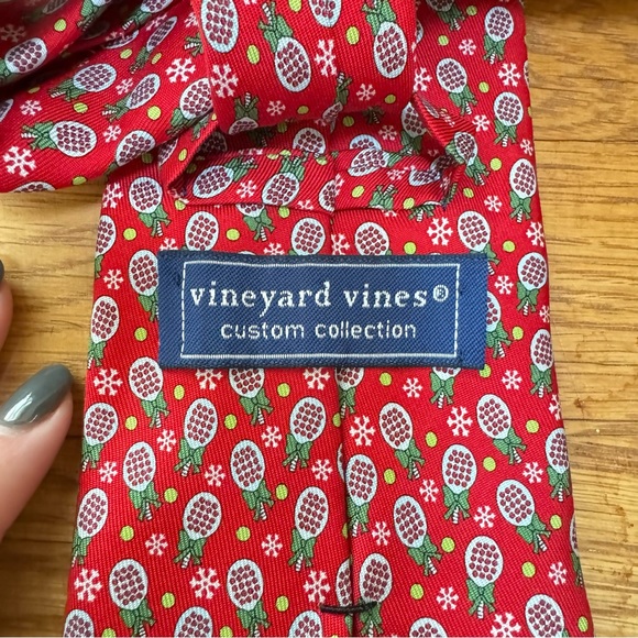 Vineyard Vines Paddle Tennis Holiday Silk Tie- NWOT - Picture 2 of 3